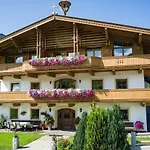 Beim Rohrer Kirchberg in Tirol